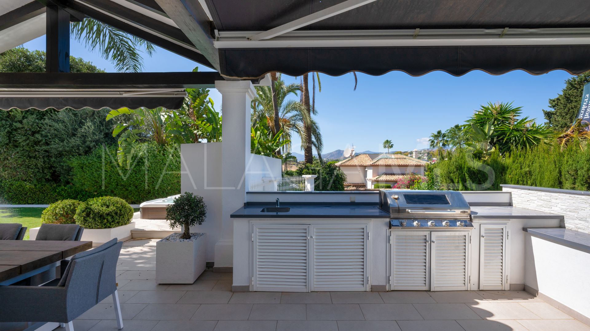 Villa for sale in Nueva Andalucia