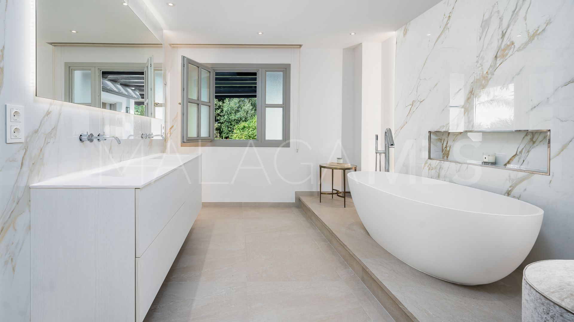 Villa for sale in Nueva Andalucia