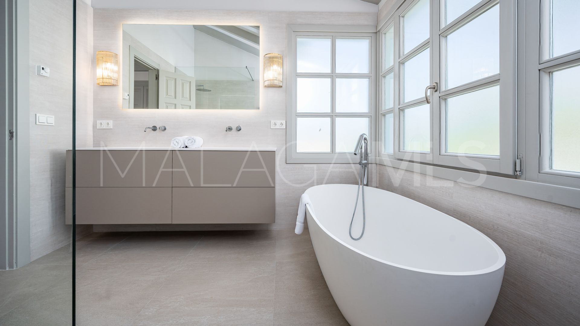 Villa for sale in Nueva Andalucia