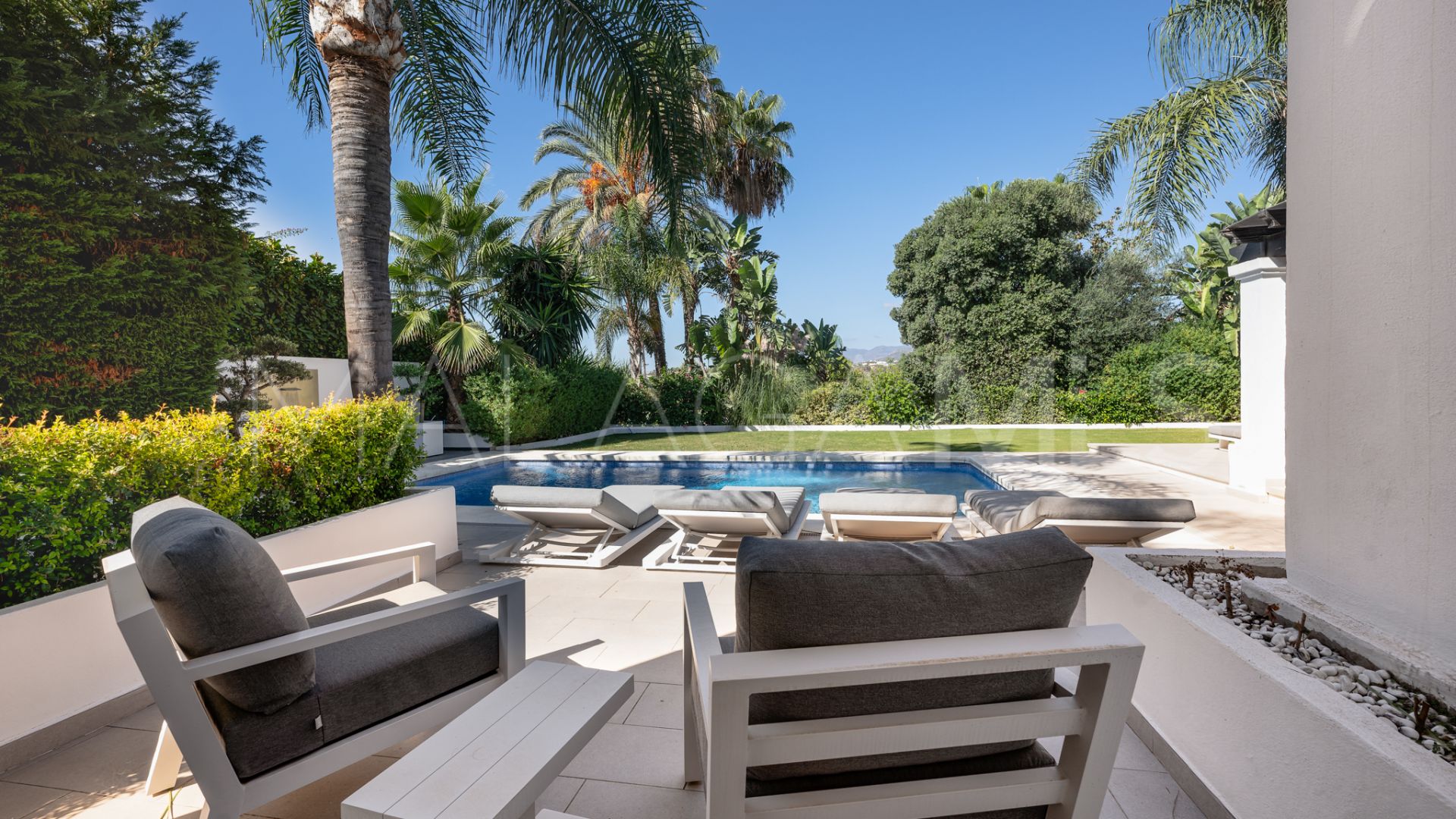 Villa for sale in Nueva Andalucia