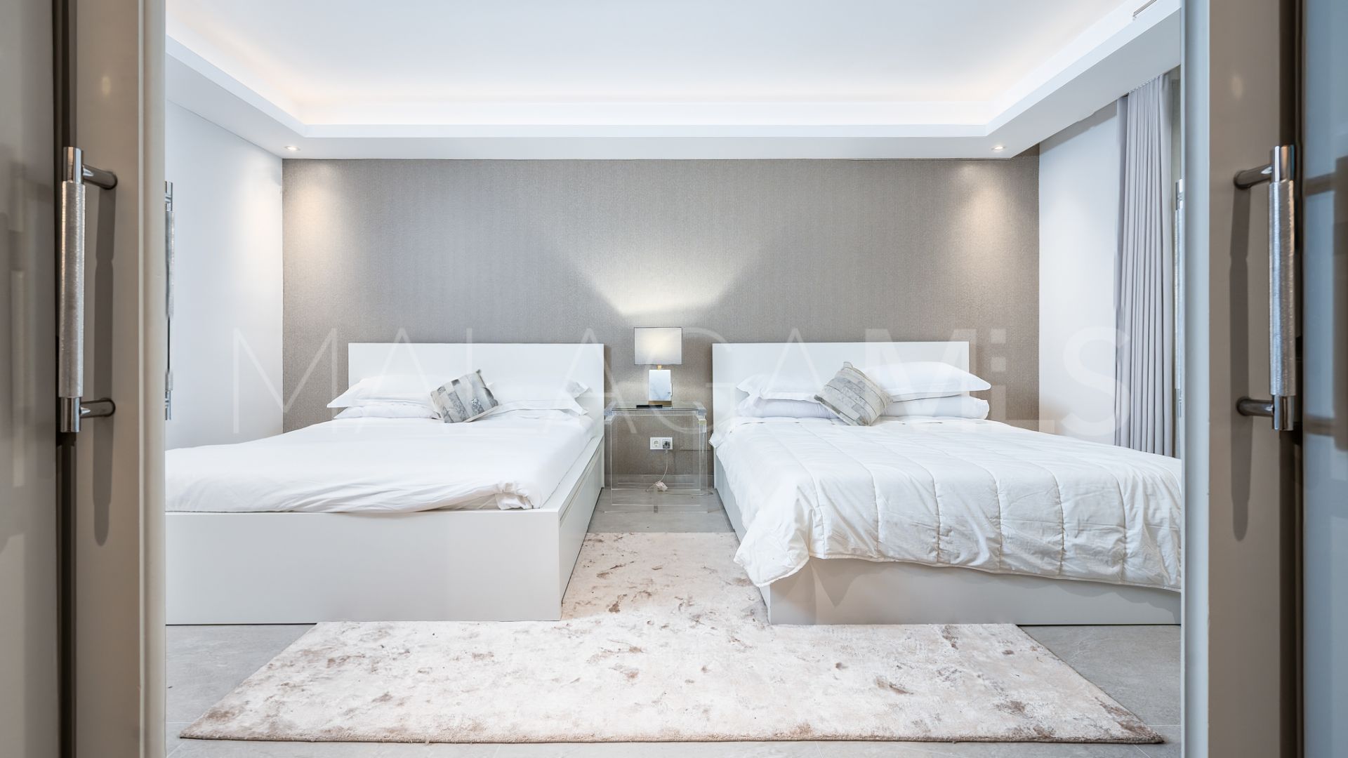 Villa for sale in Nueva Andalucia