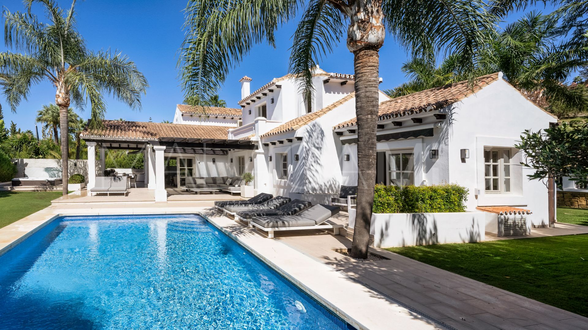 Villa for sale in Nueva Andalucia