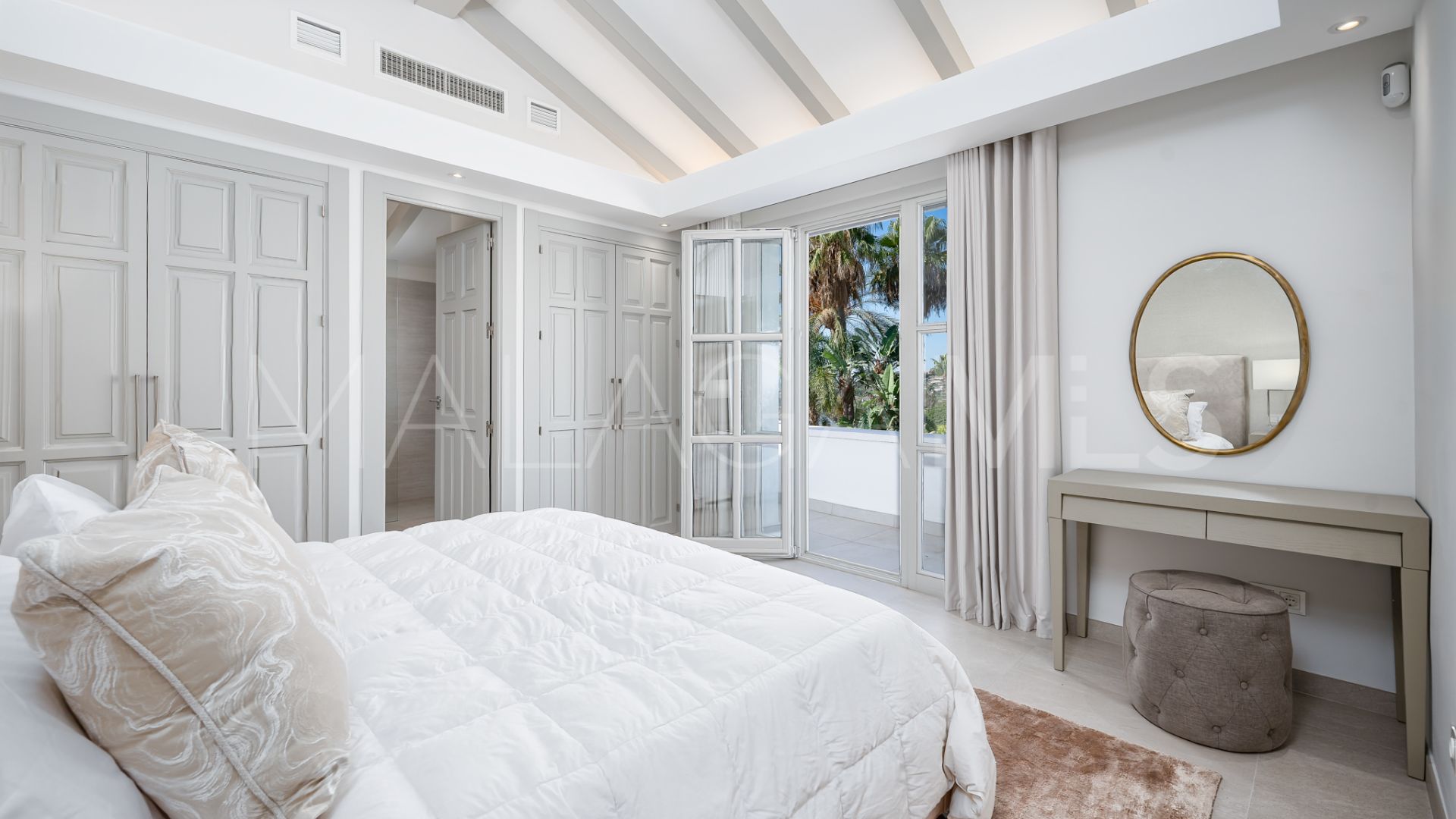 Villa for sale in Nueva Andalucia