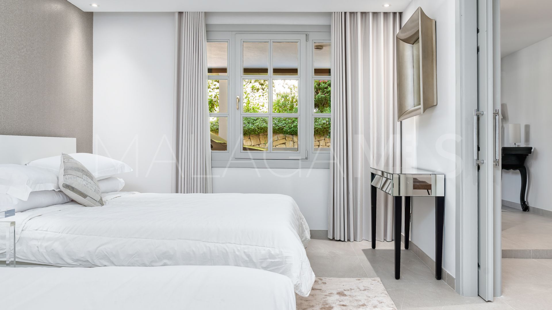 Villa for sale in Nueva Andalucia