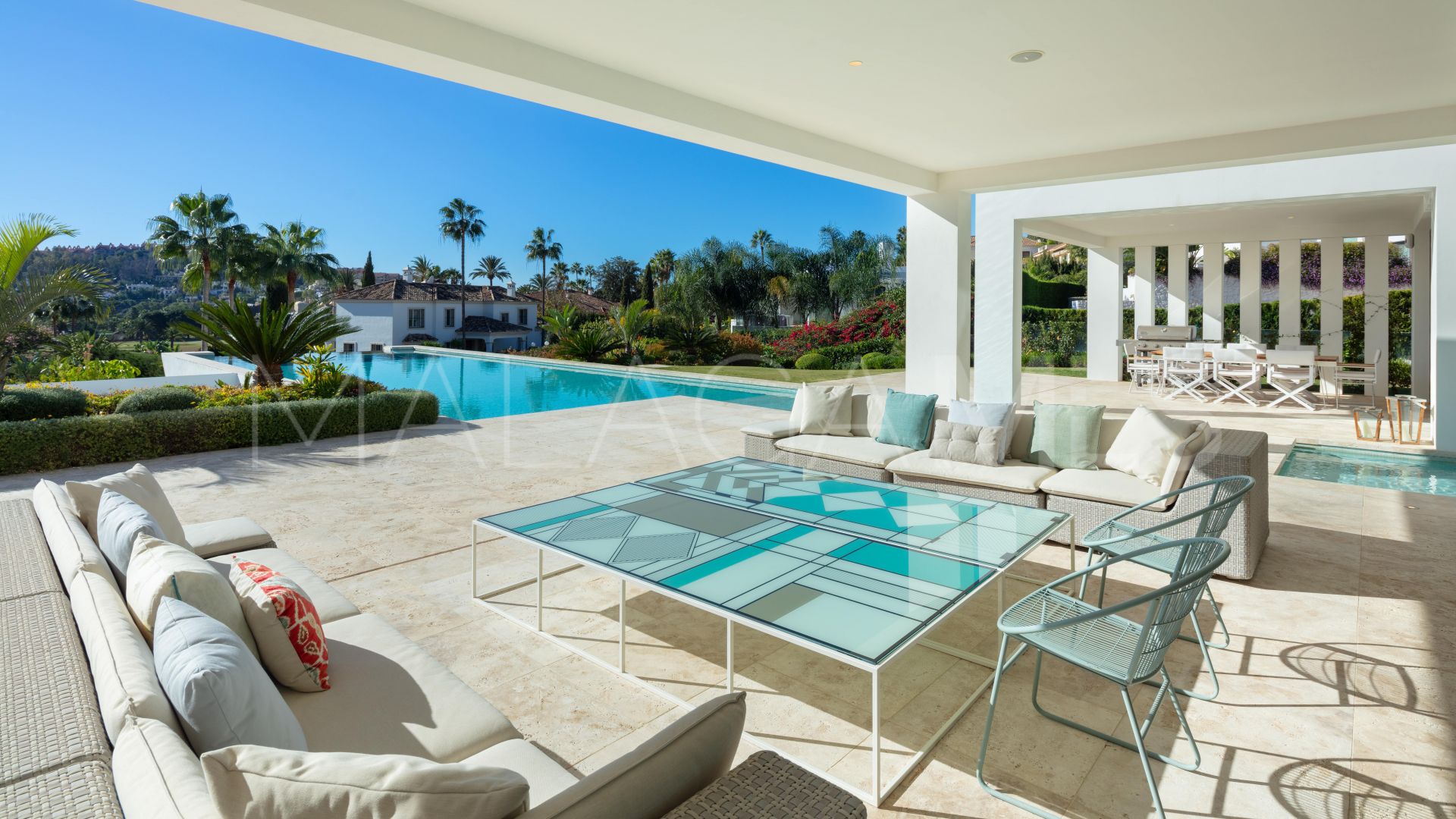 Villa de 6 bedrooms for sale in Nueva Andalucia