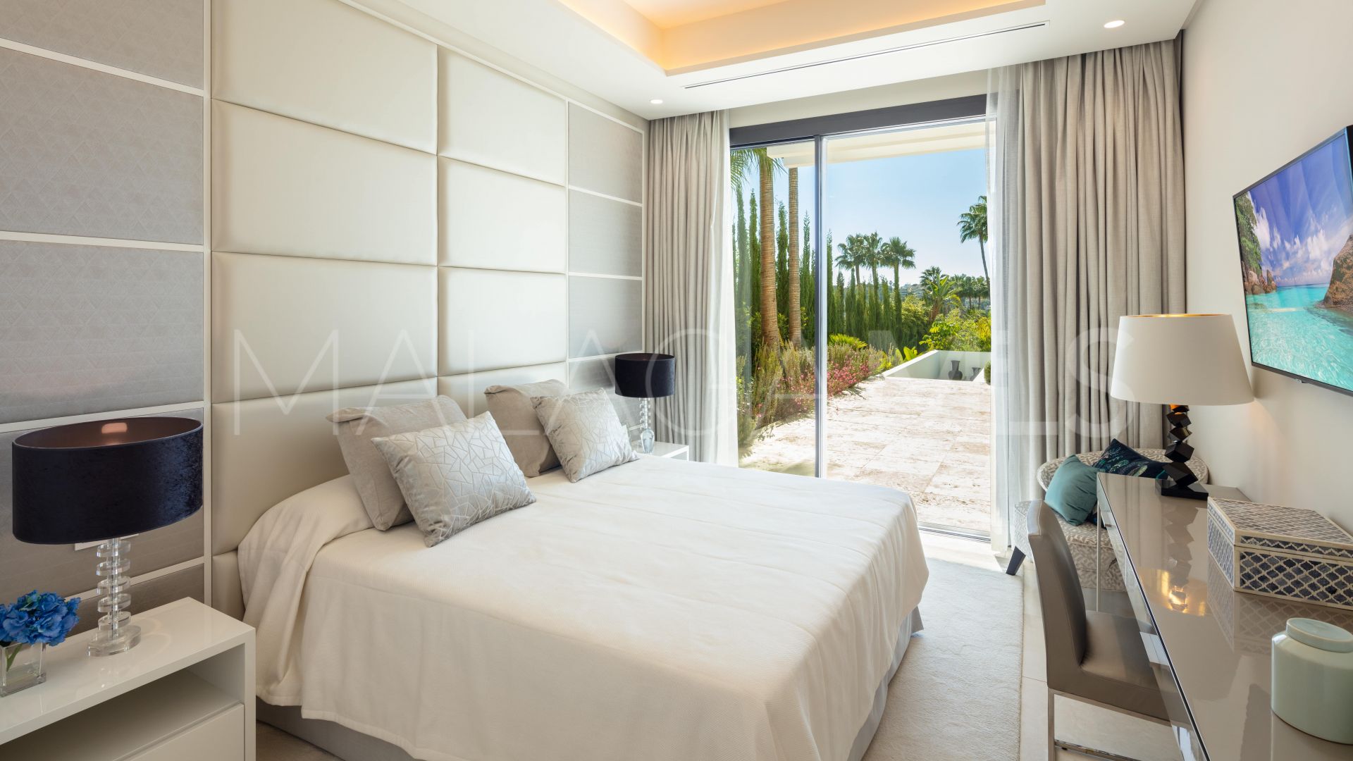 Villa de 6 bedrooms for sale in Nueva Andalucia