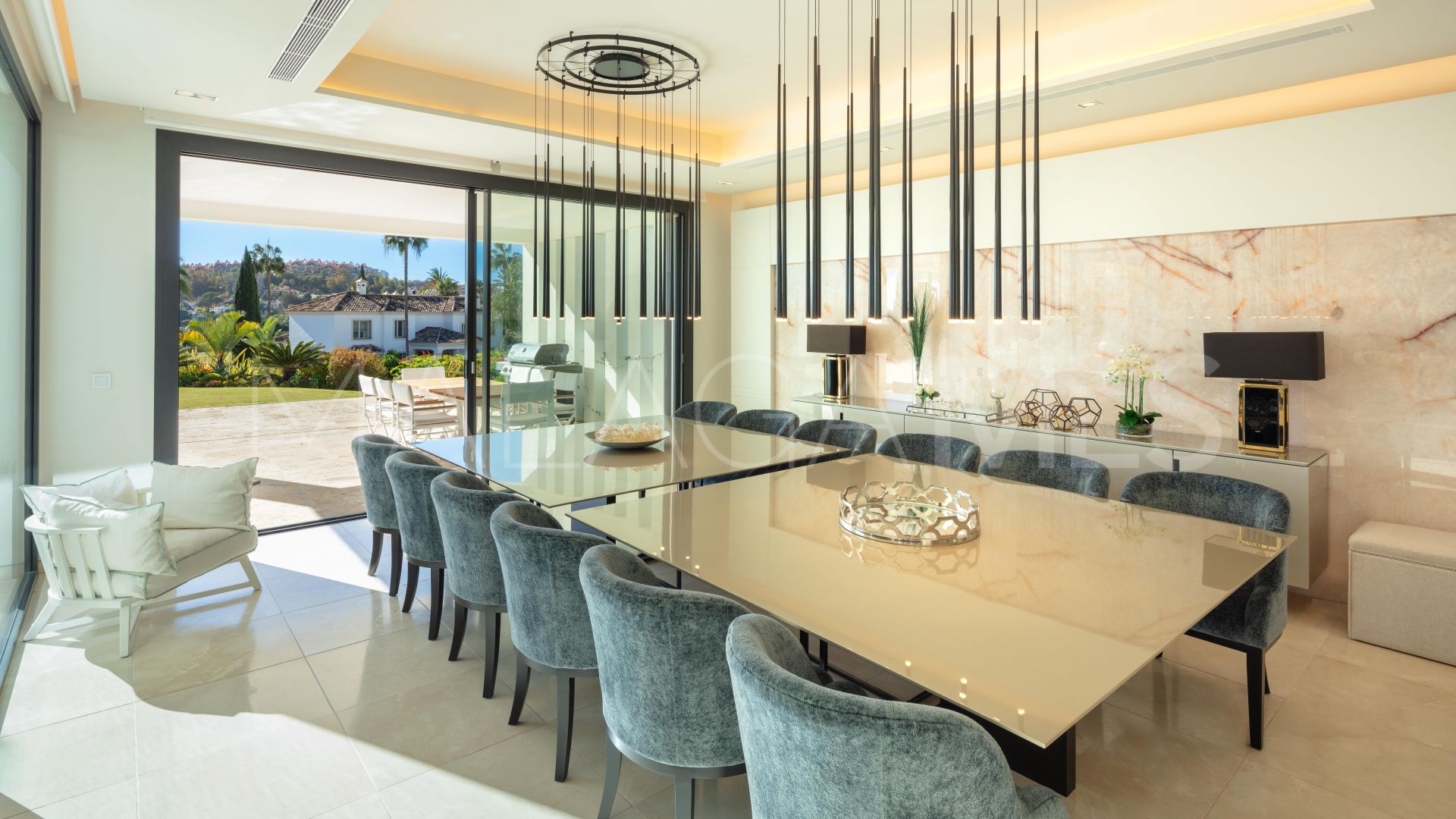 Villa de 6 bedrooms for sale in Nueva Andalucia