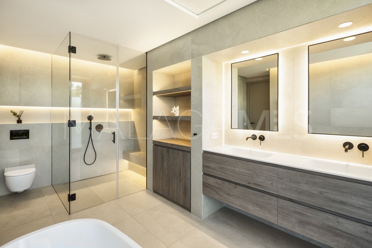 Villa for sale in Nueva Andalucia