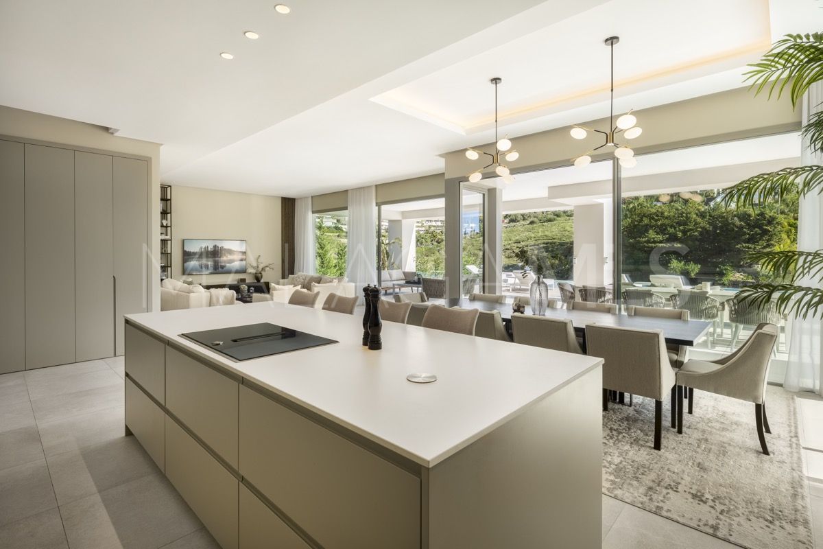 Villa for sale in Nueva Andalucia