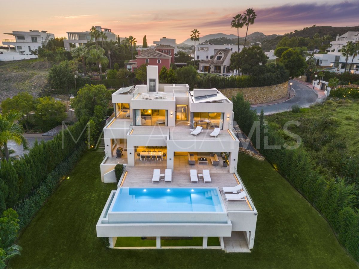 Villa for sale in Nueva Andalucia
