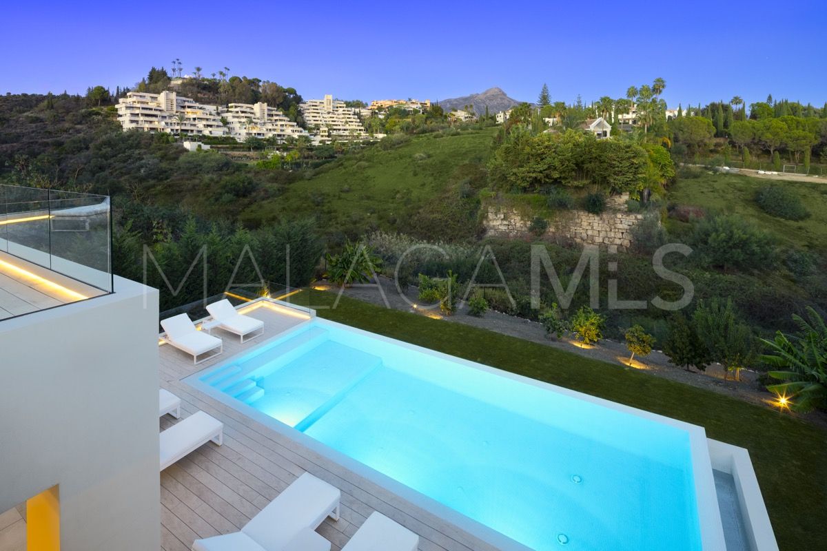 Villa for sale in Nueva Andalucia