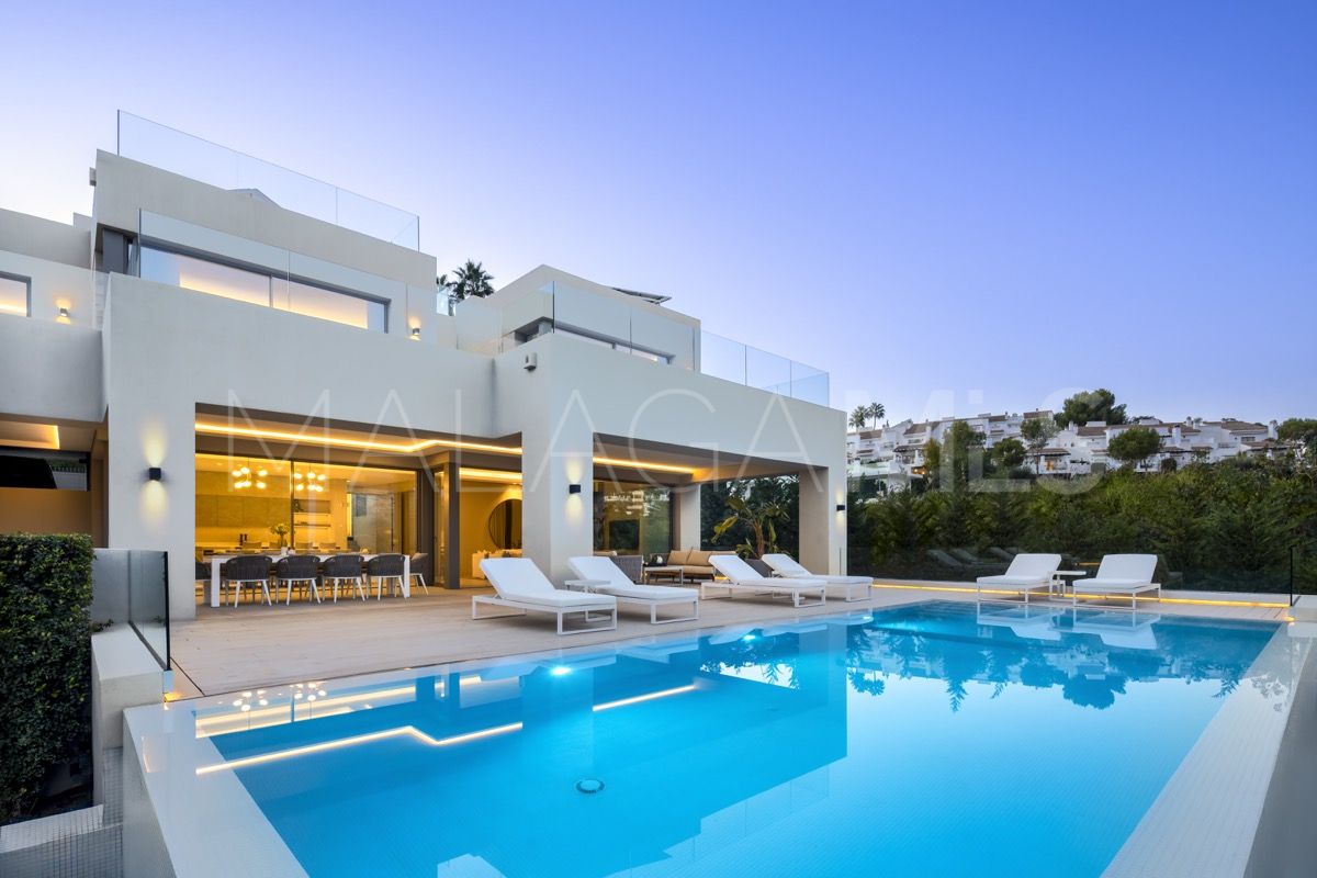 Villa for sale in Nueva Andalucia