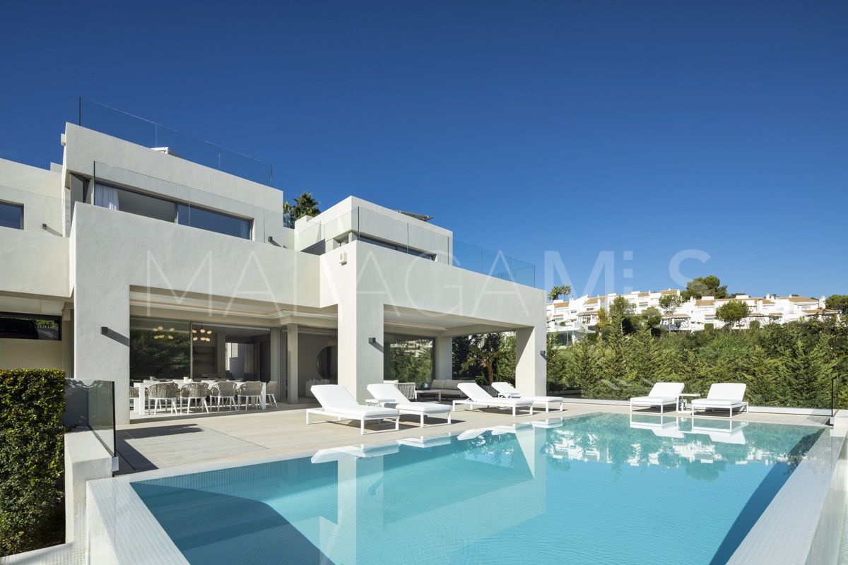Villa for sale in Nueva Andalucia