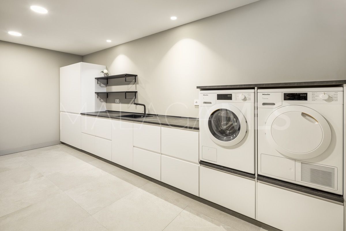 Villa for sale in Nueva Andalucia