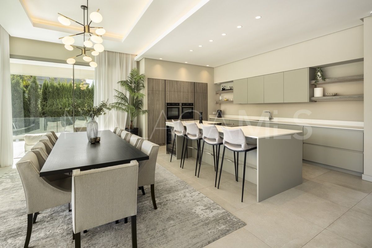 Villa for sale in Nueva Andalucia