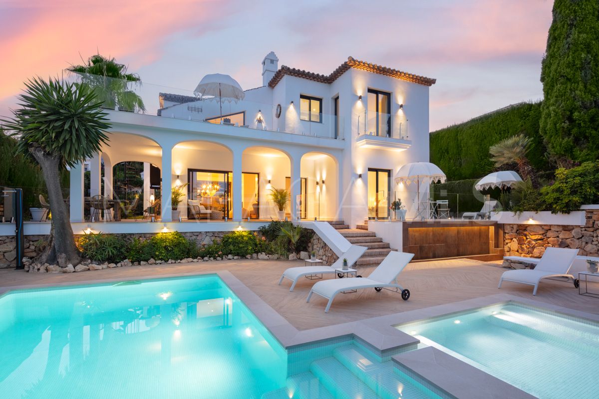 Villa for sale in Nueva Andalucia