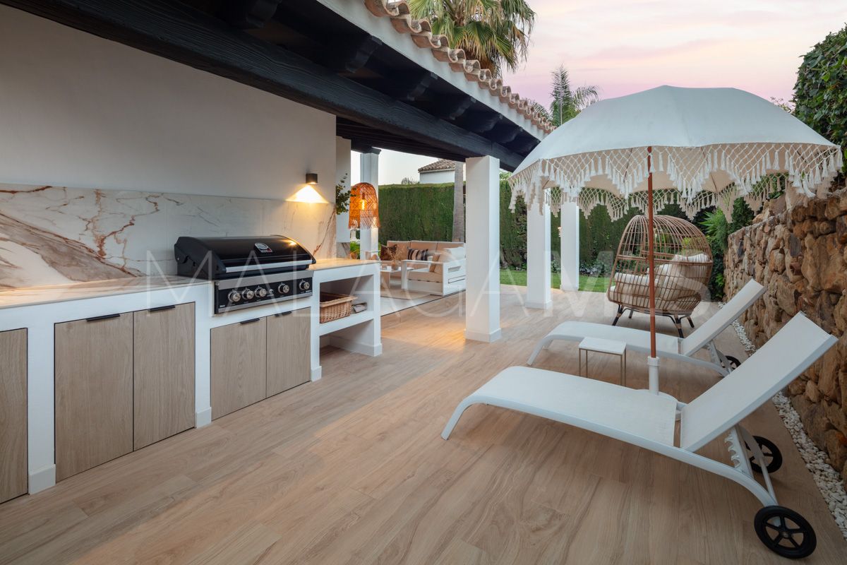 Villa for sale in Nueva Andalucia