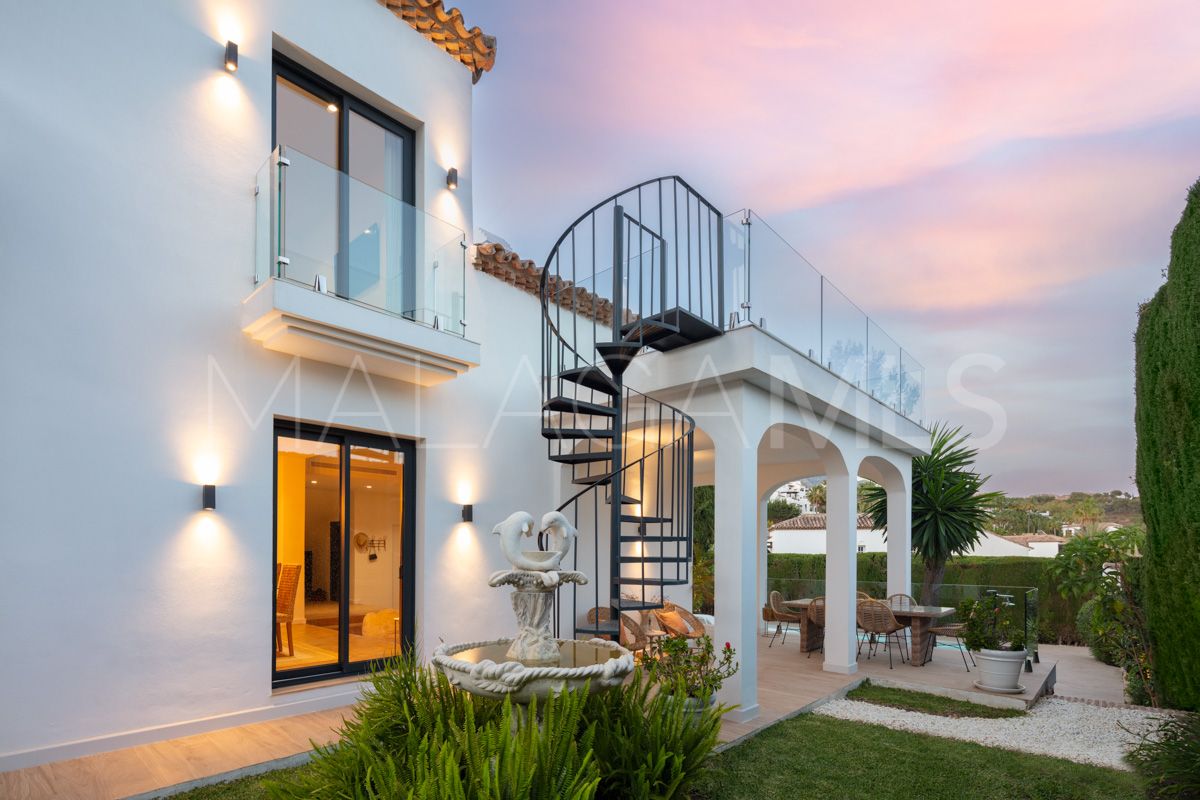 Villa for sale in Nueva Andalucia