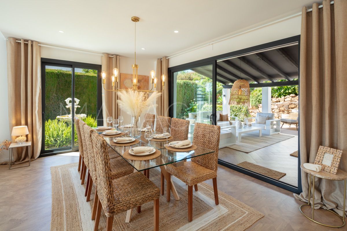 Villa for sale in Nueva Andalucia