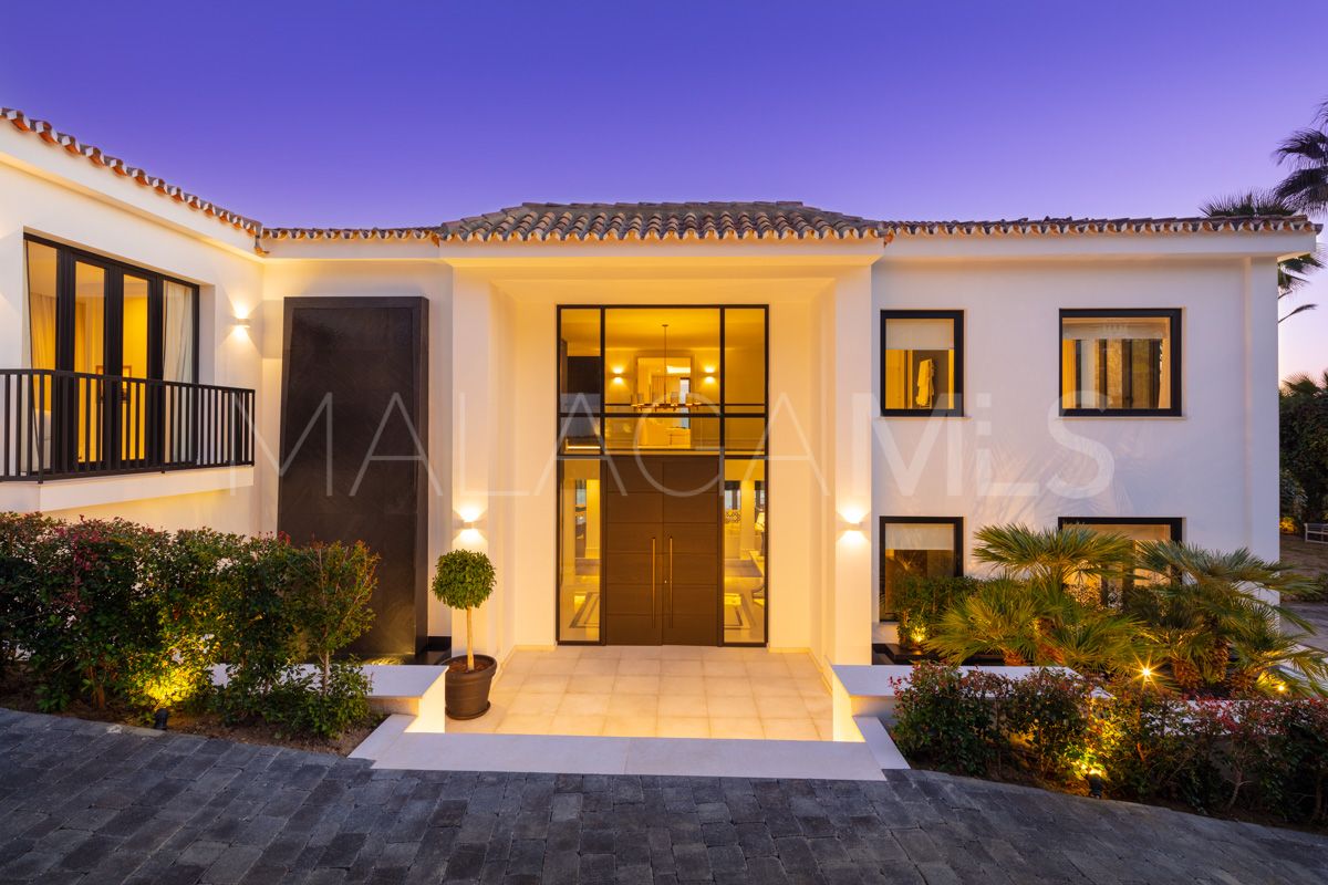 Villa for sale in Nueva Andalucia
