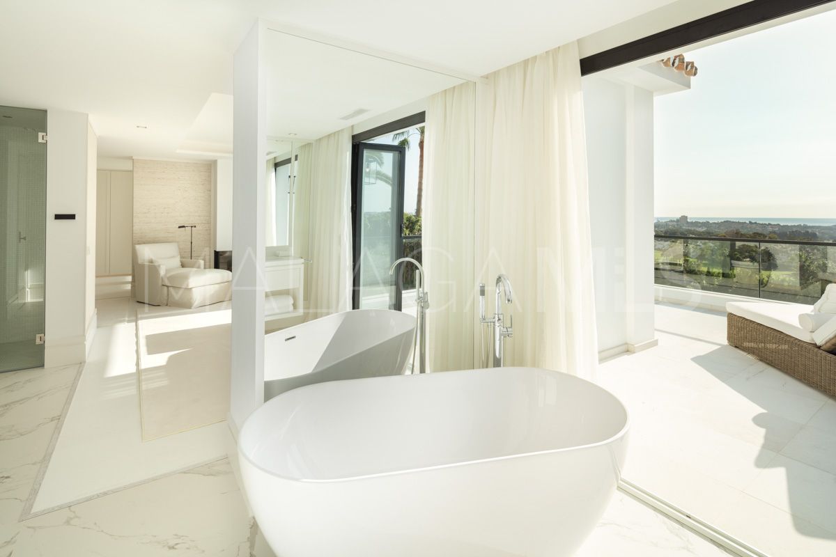 Villa for sale in Nueva Andalucia