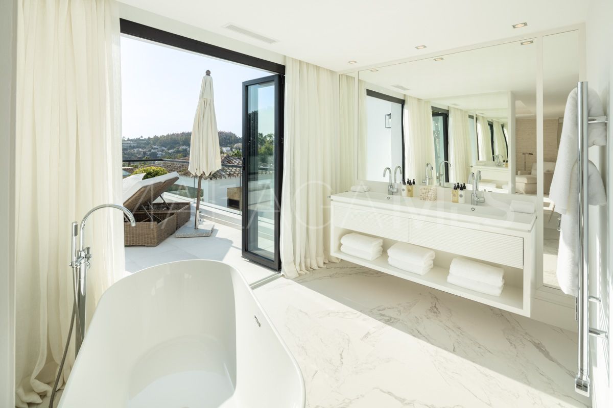 Villa for sale in Nueva Andalucia