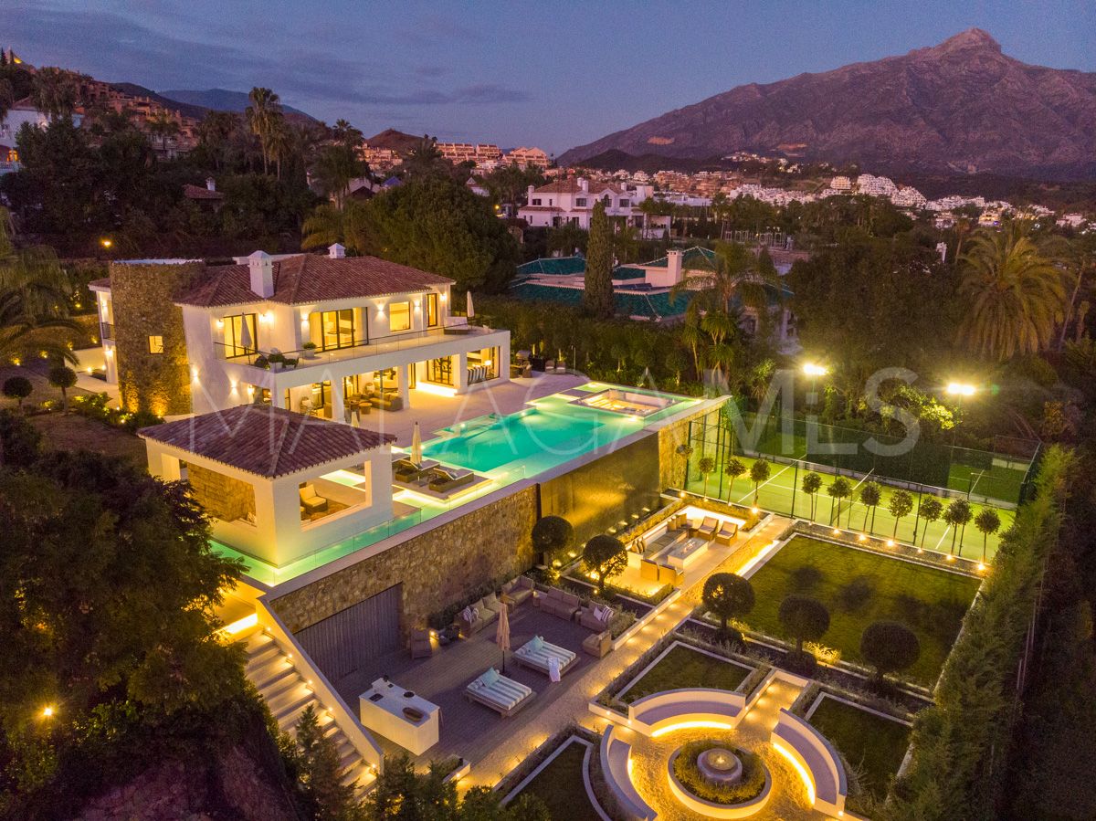 Villa for sale in Nueva Andalucia