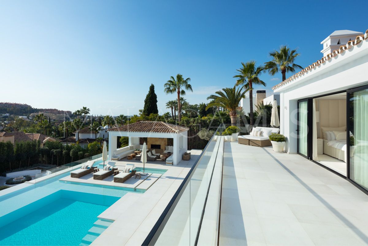 Villa for sale in Nueva Andalucia