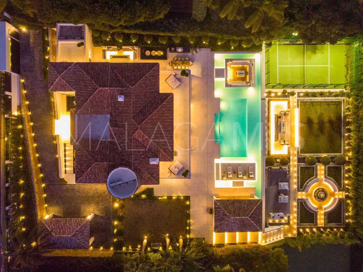 Villa for sale in Nueva Andalucia