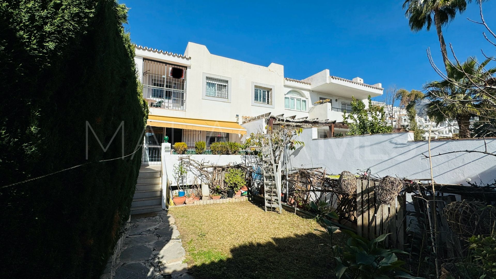 For sale Aloha town house with 3 bedrooms
