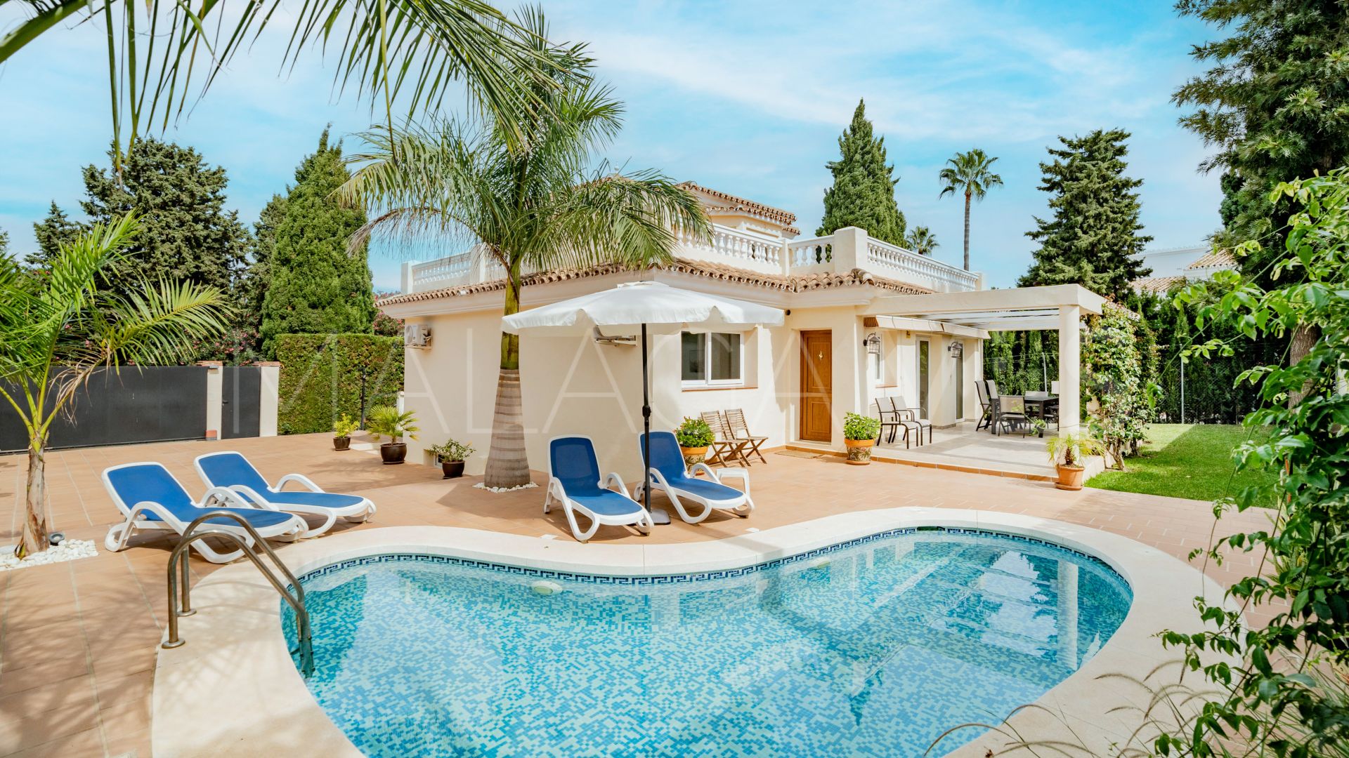 Villa for sale in Estepona