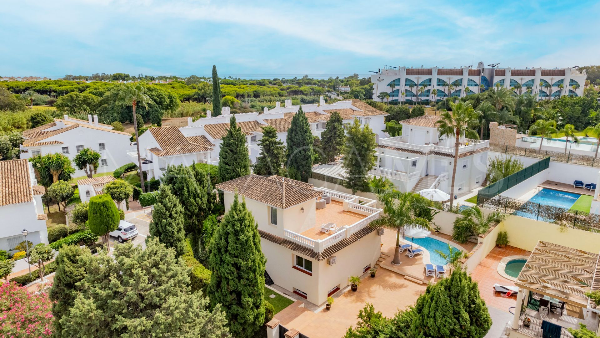 Villa for sale in Estepona