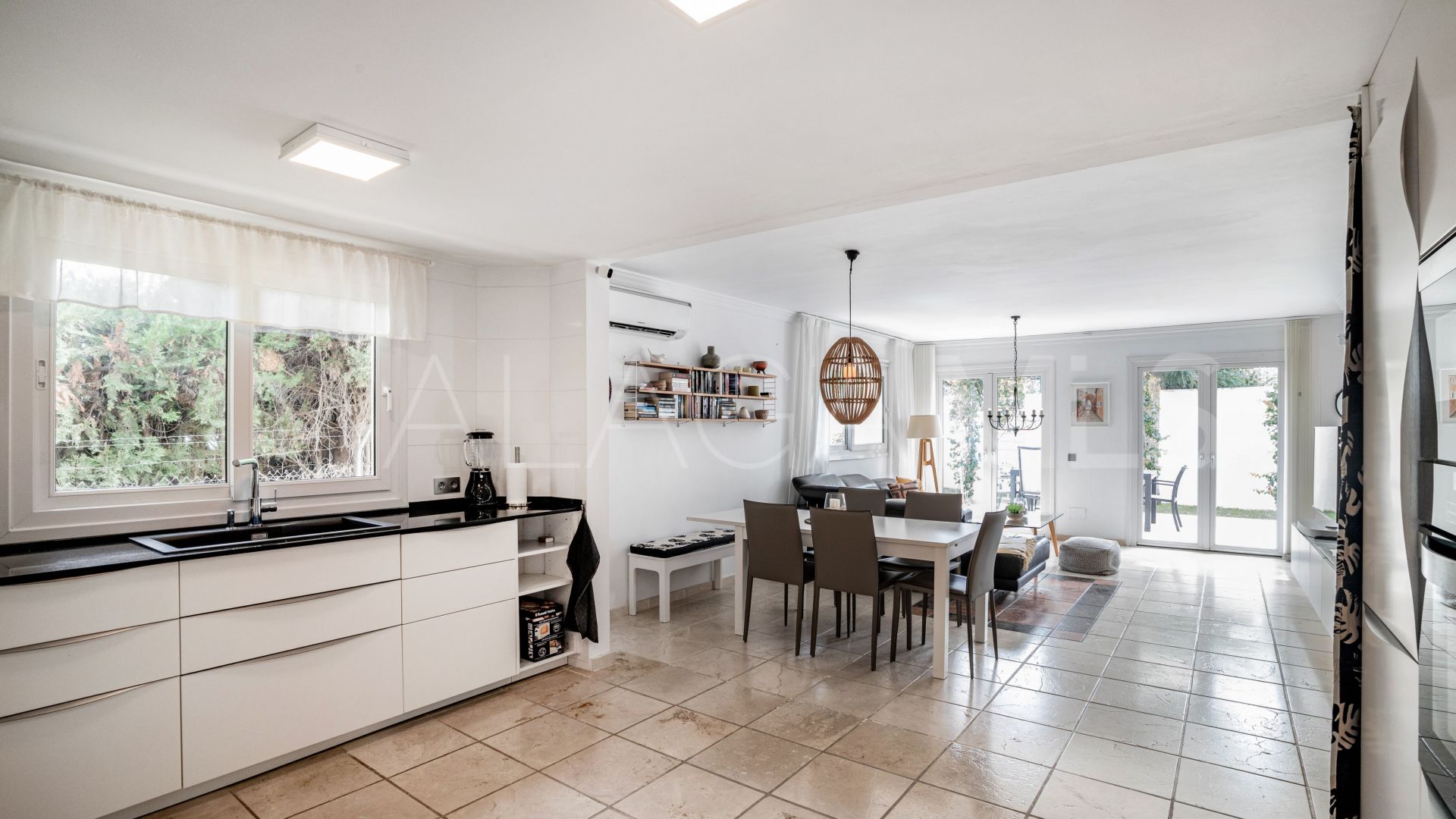 Villa for sale in Estepona
