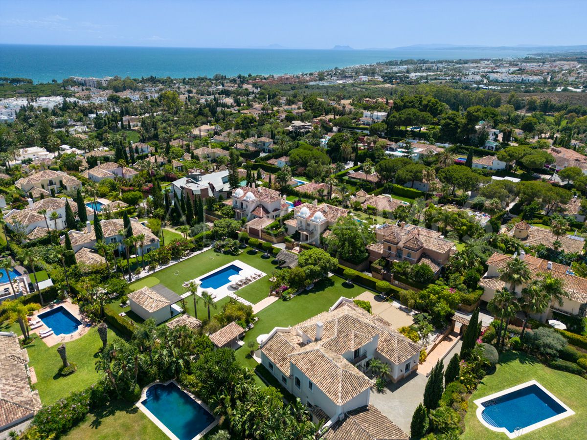 Buy villa in Estepona