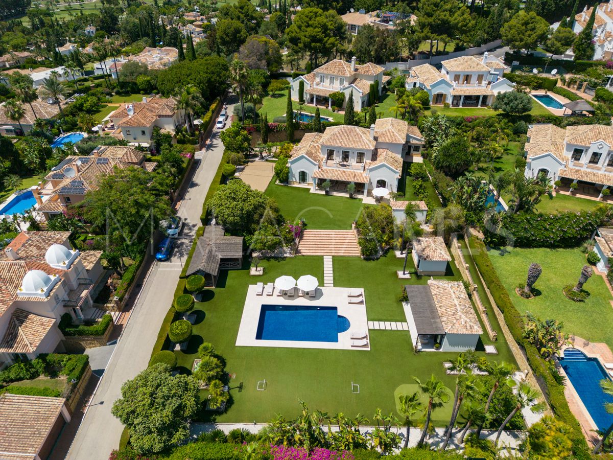 Buy villa in Estepona