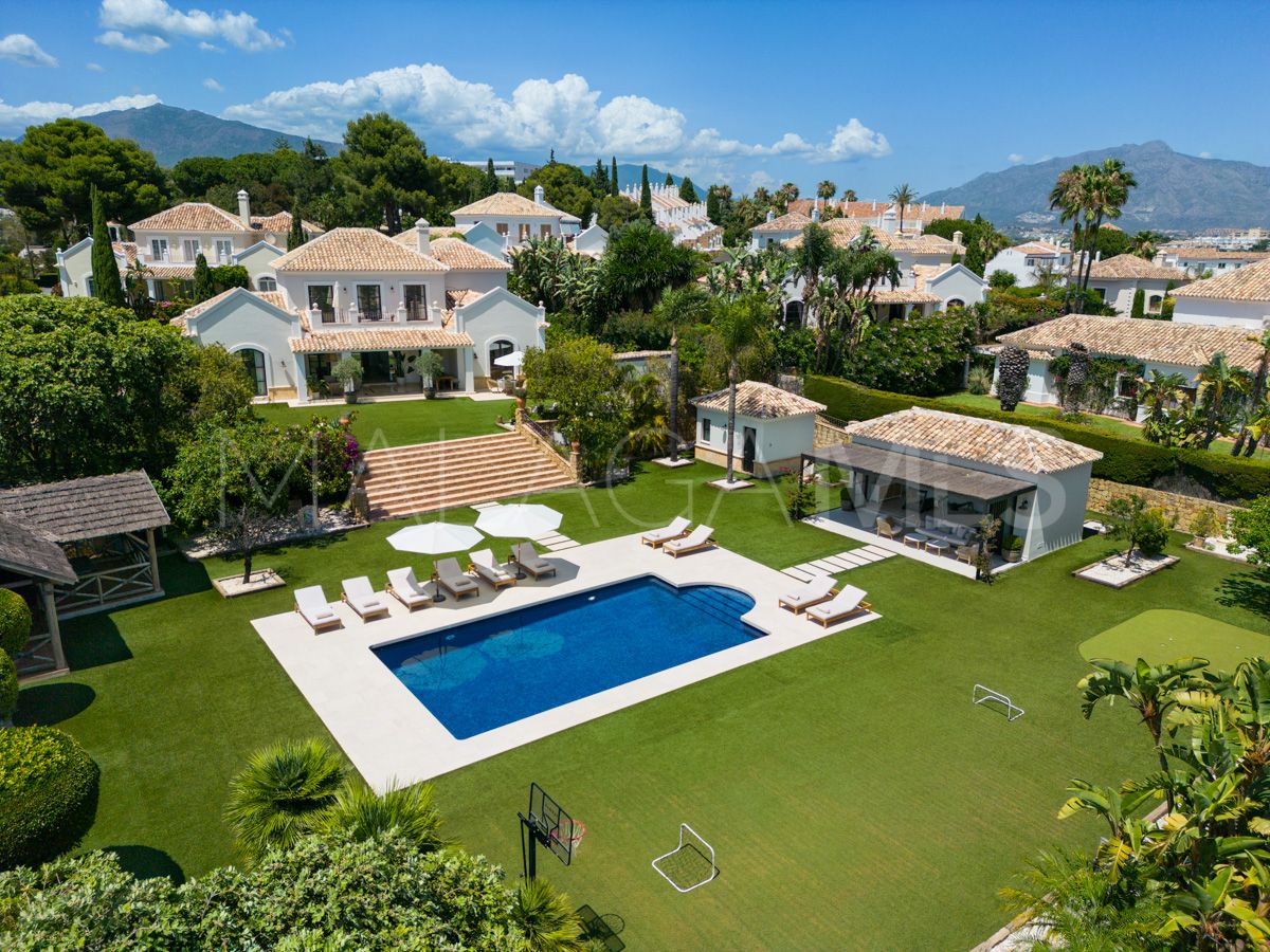 Buy villa in Estepona