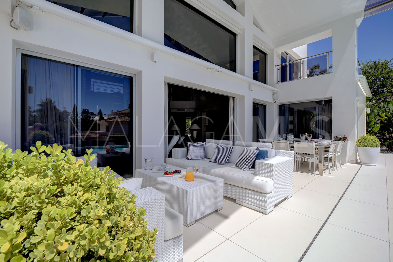 Buy villa de 5 bedrooms in Los Naranjos Golf
