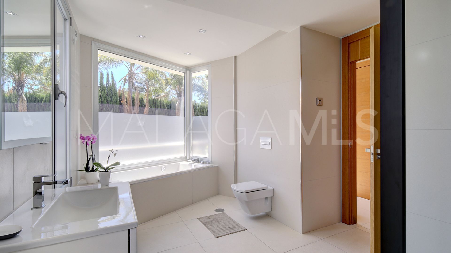 Buy villa de 5 bedrooms in Los Naranjos Golf