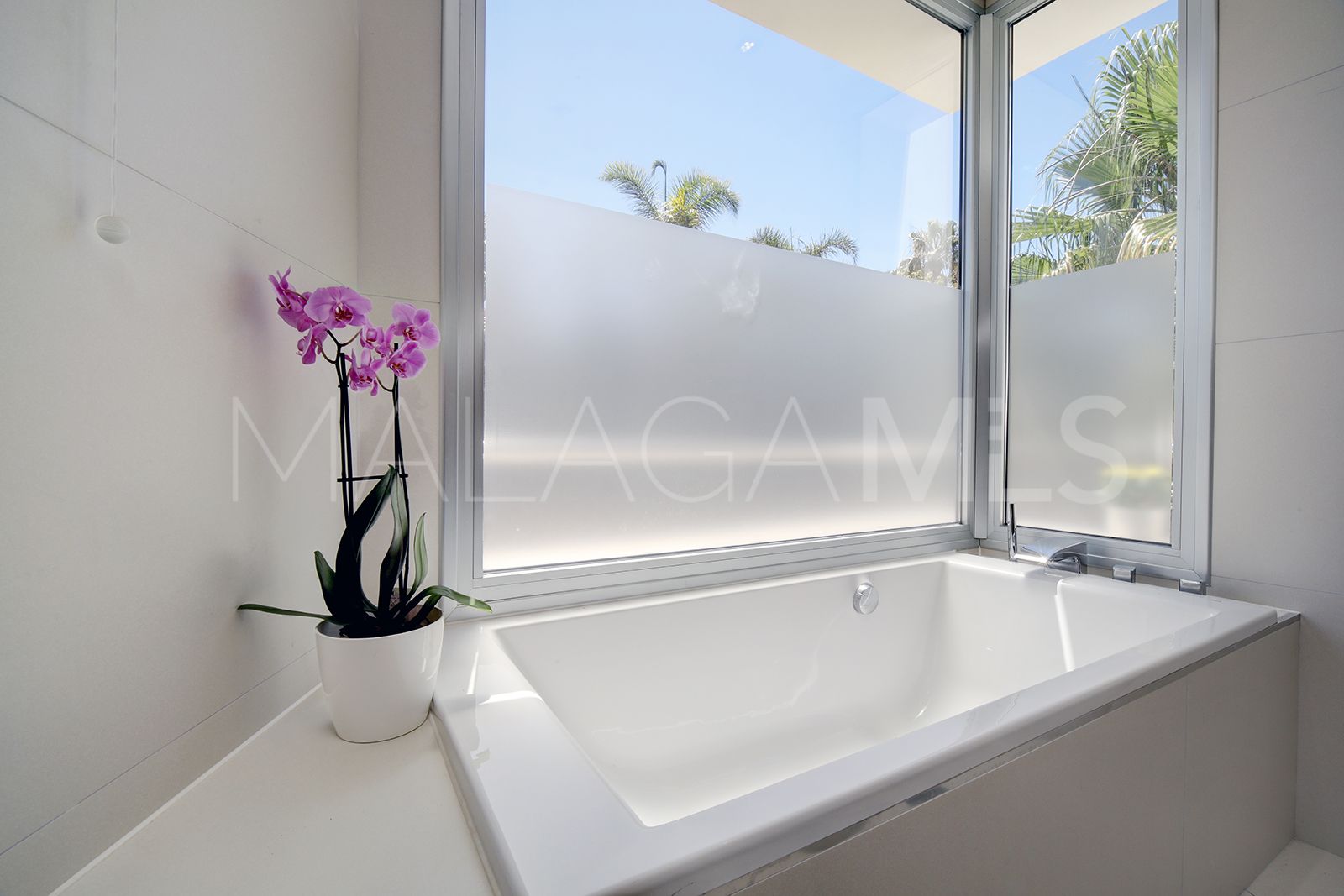 Buy villa de 5 bedrooms in Los Naranjos Golf