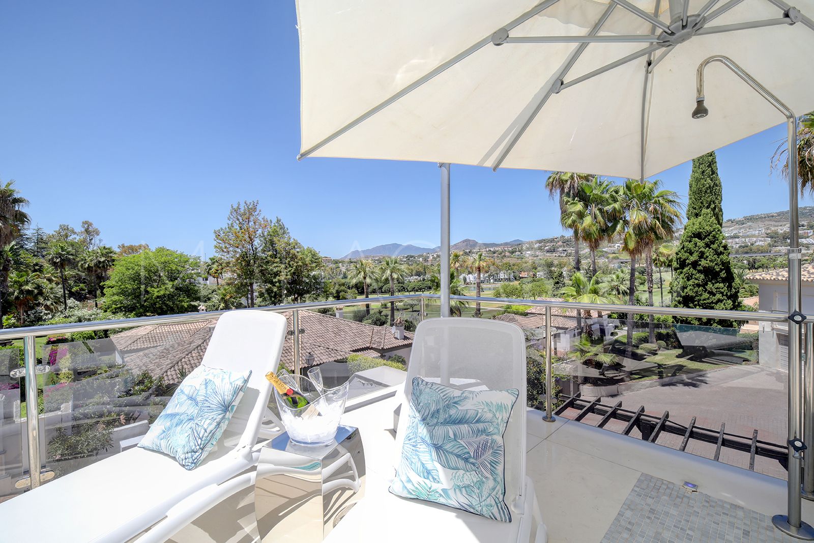 Buy villa de 5 bedrooms in Los Naranjos Golf