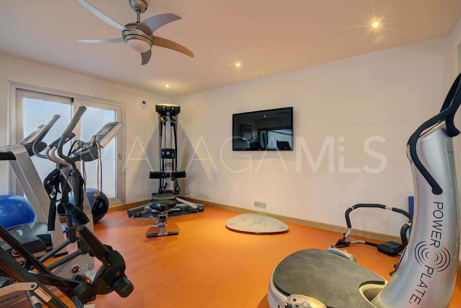 Buy villa de 5 bedrooms in Los Naranjos Golf
