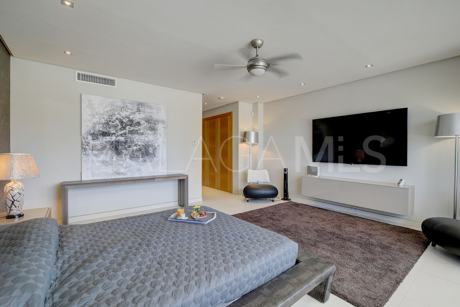 Buy villa de 5 bedrooms in Los Naranjos Golf