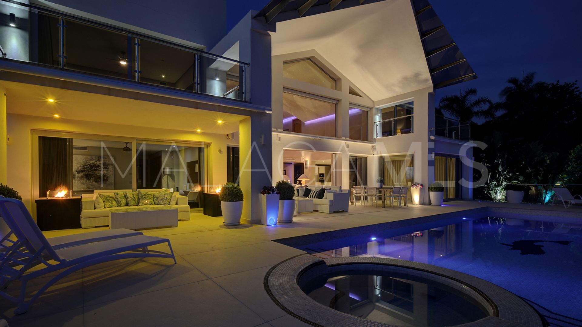 Buy villa de 5 bedrooms in Los Naranjos Golf