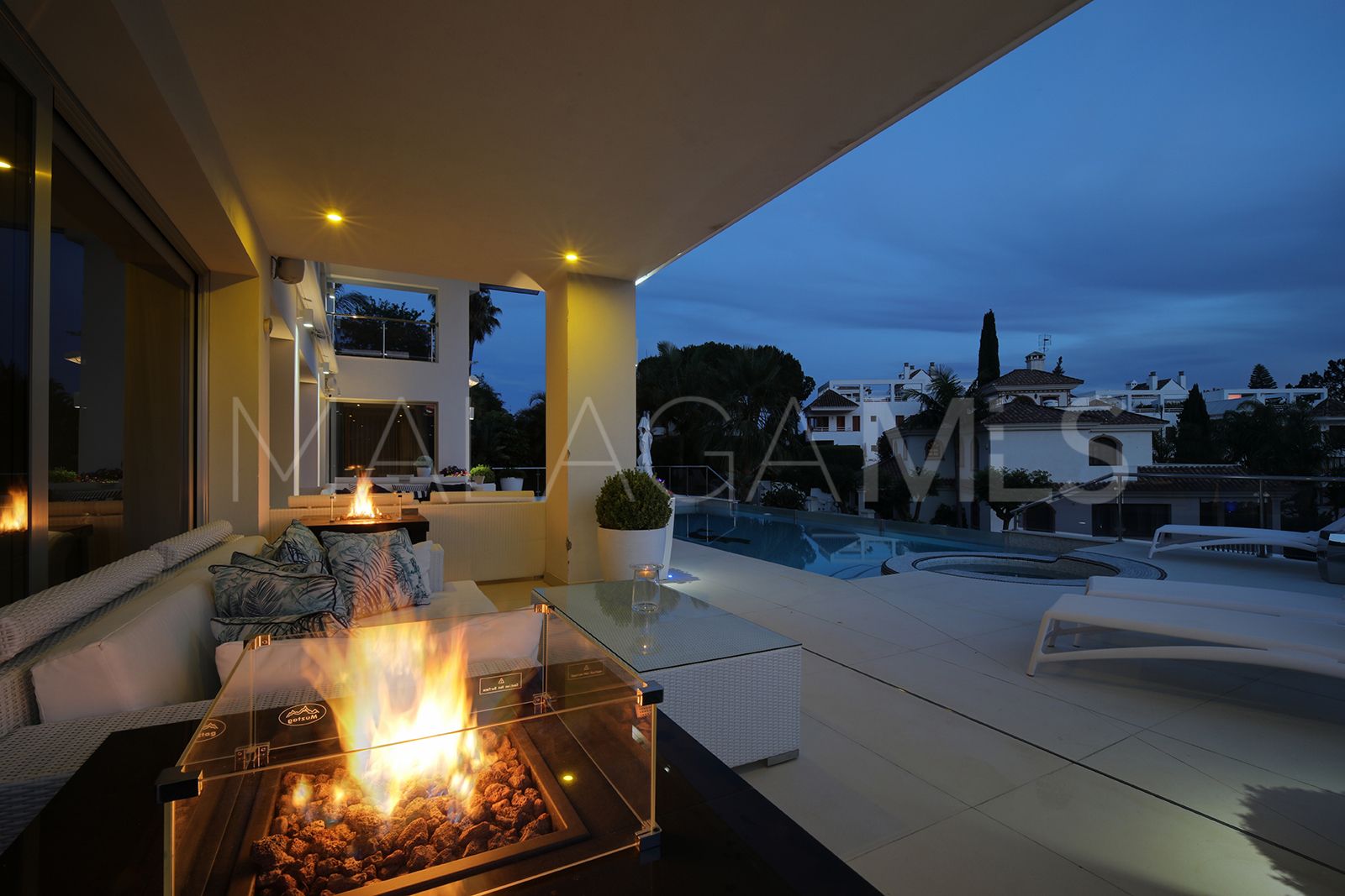 Buy villa de 5 bedrooms in Los Naranjos Golf