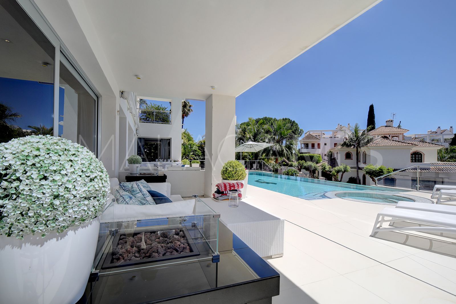 Buy villa de 5 bedrooms in Los Naranjos Golf