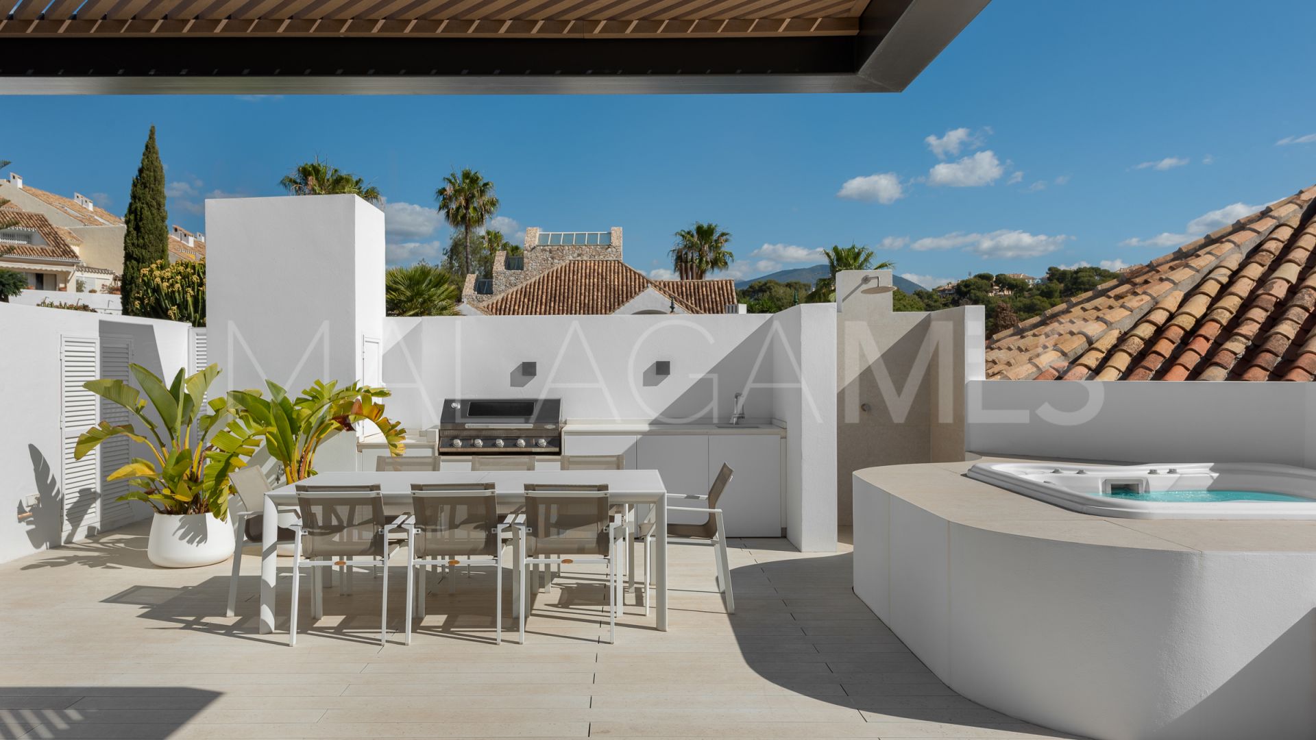 Villa for sale in Nueva Andalucia