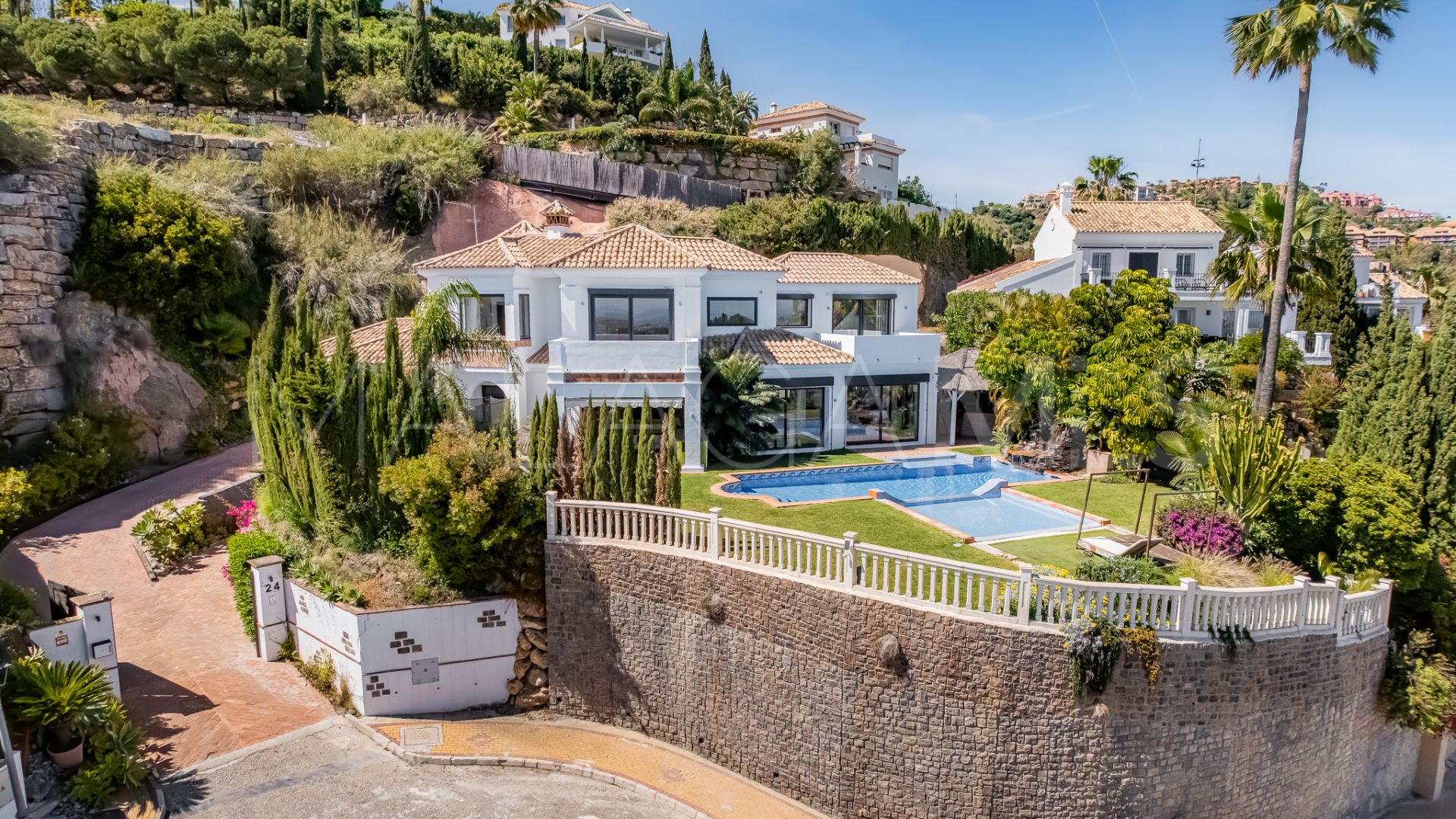 Villa for sale in Benahavis