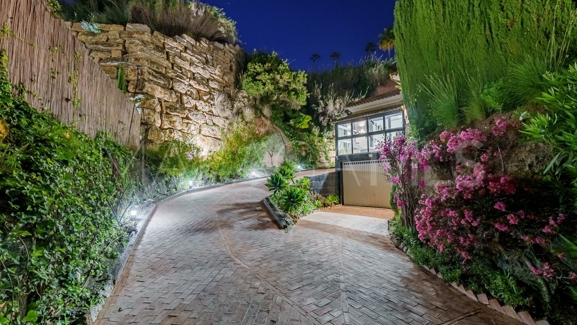 Villa for sale in Benahavis