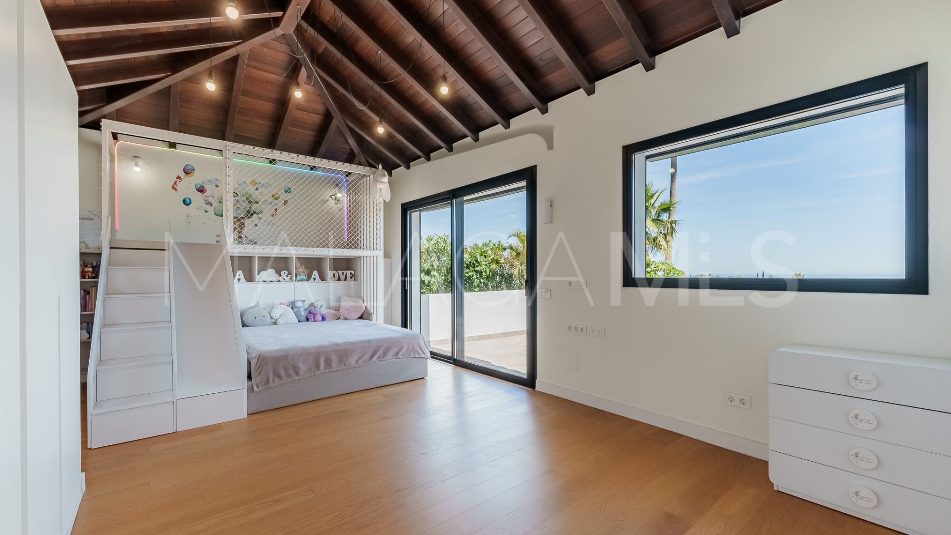 Villa for sale in Benahavis