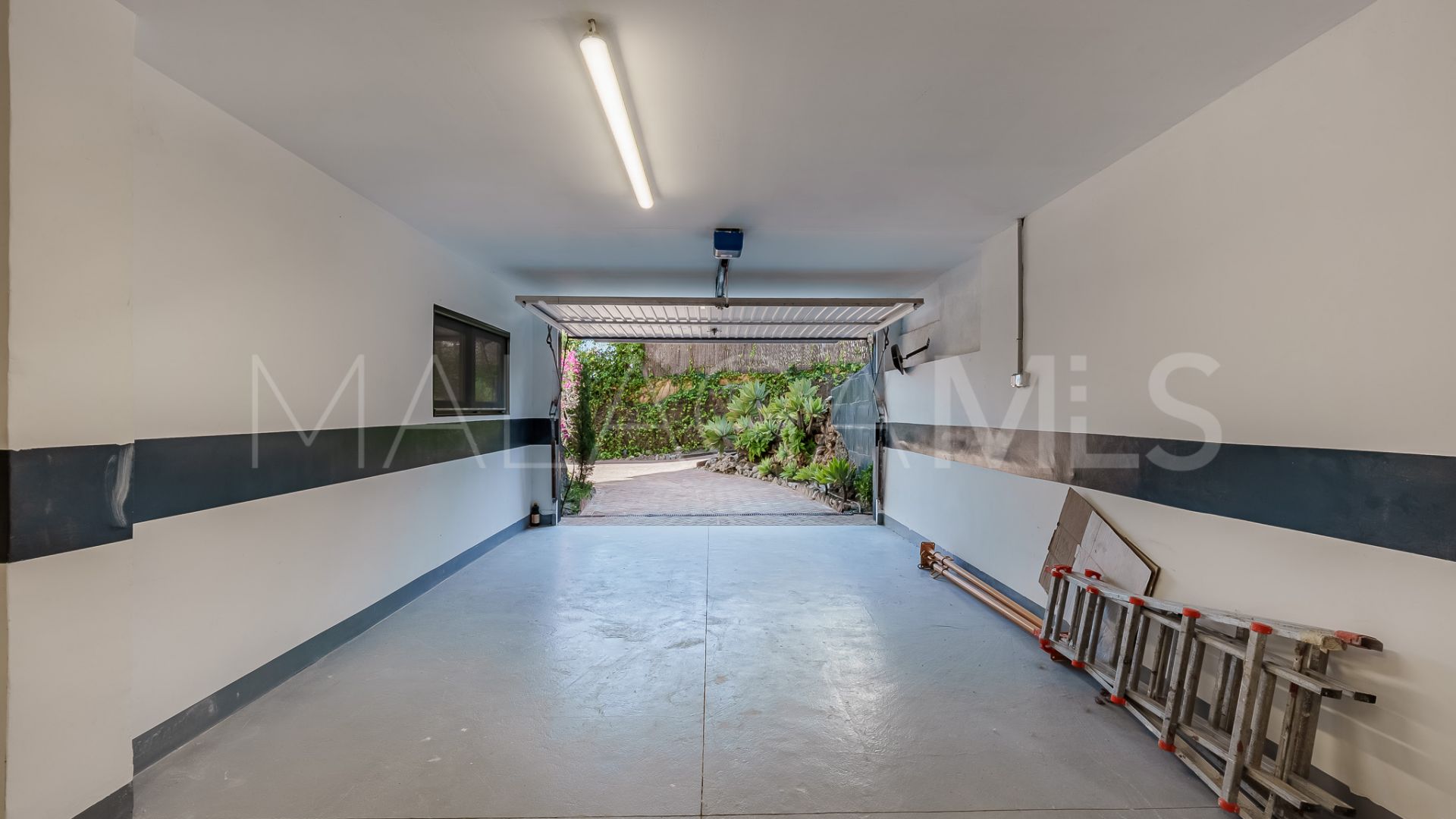 Villa for sale in Benahavis